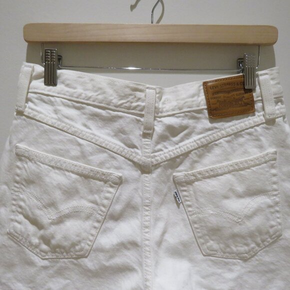 LEVI'S 80's Mom Shorts in White Denim Minimalist Preppy Quiet Luxury Size 28 - Picture 9 of 13